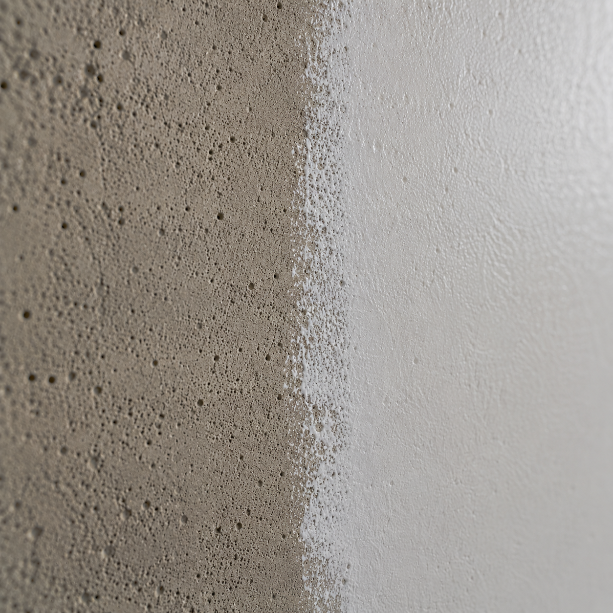 Porous wall surface absorbing coating material unevenly